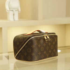 Alternative view of M11750 Monogram Toiletry Bag 2 Compartments Crafted from Monogram coated canvas with a washable fabric lining, this toiletry bag features a double-zipper wide-mouth design opening to an accordion-style inner compartment for secure storage of toiletries. A top handle ensures convenient portability.24 x 13 x 13 cm (L x H x W) ¥500